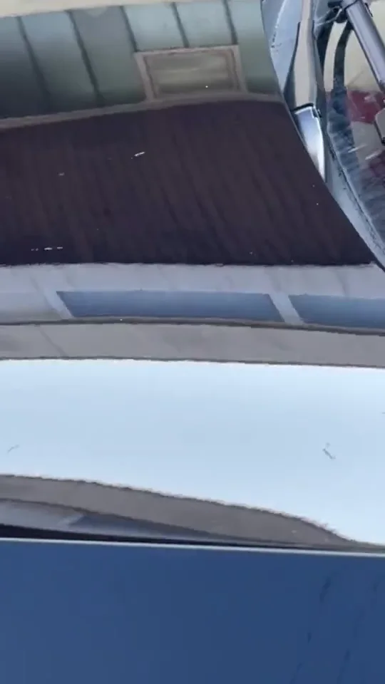 Kontrolle einer dunklen Motorhaube nach der Bearbeitung