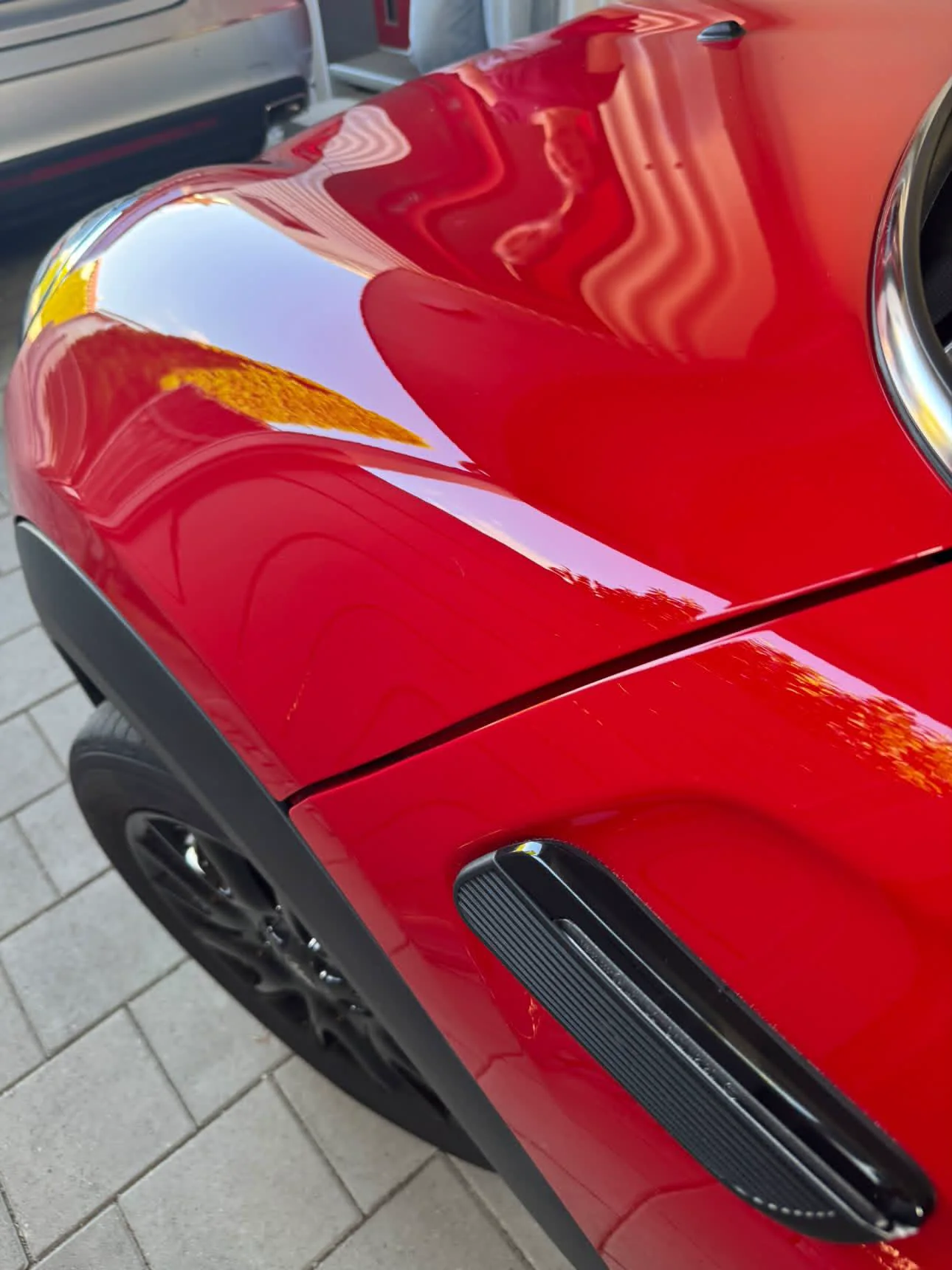 Ruhige rote Oberfläche am Mini Cooper nach der Bearbeitung