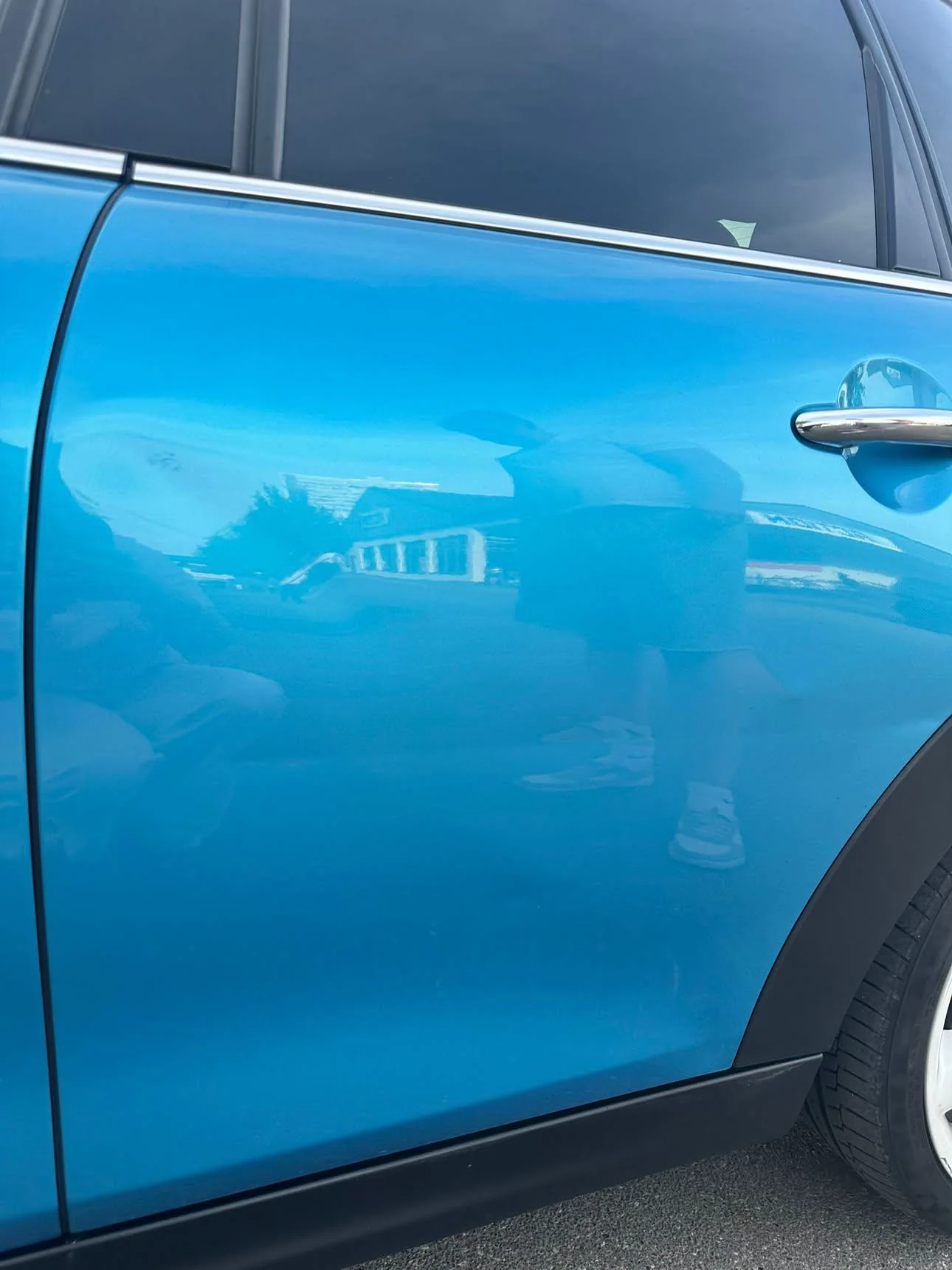Detailansicht der blauen Mini-Cooper-Tür