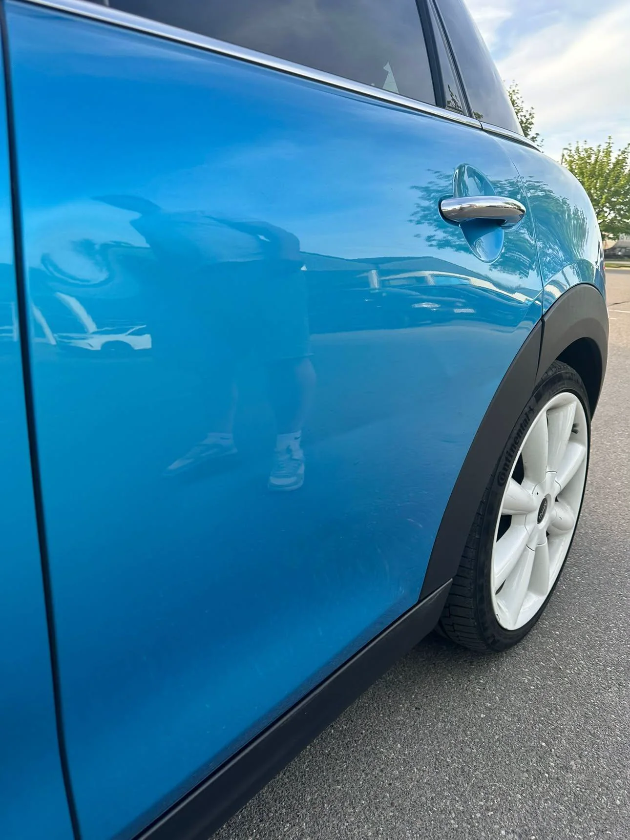 Seitlicher Prüfwinkel auf die blaue Tür eines Mini Cooper