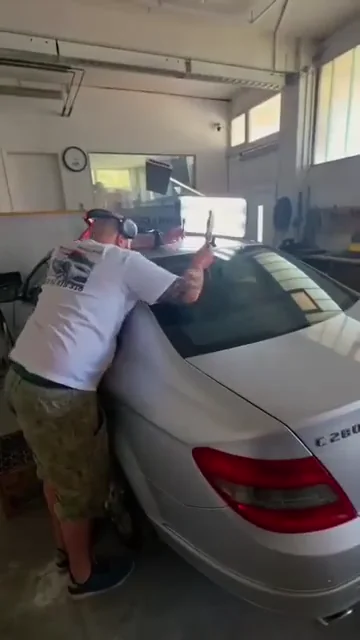 Techniker bei der Dellenbearbeitung an einem Mercedes