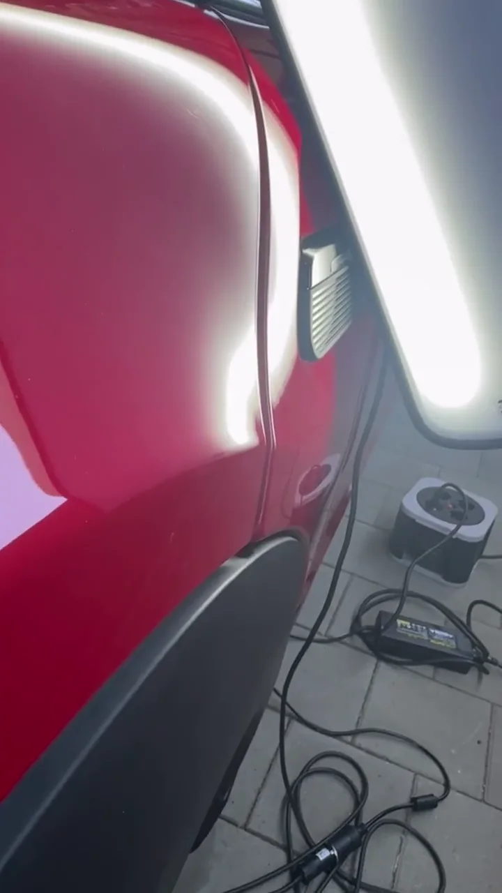 Vorschau einer Dellenprüfung am roten Mini Cooper