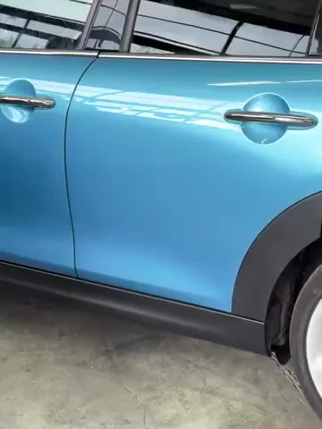 Videoansicht der blauen Mini-Cooper-Tür