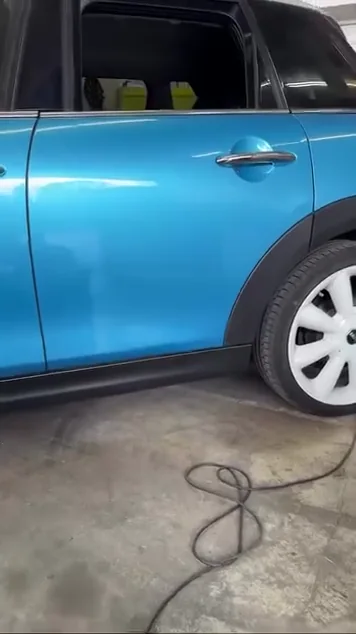 Kontrollfahrt entlang der blauen Mini-Cooper-Tür